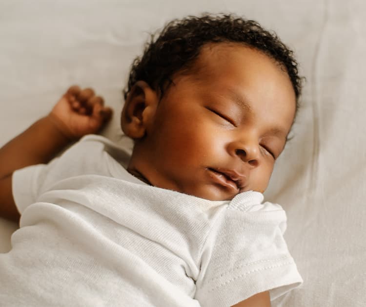 Bebé durmiendo en una cuna