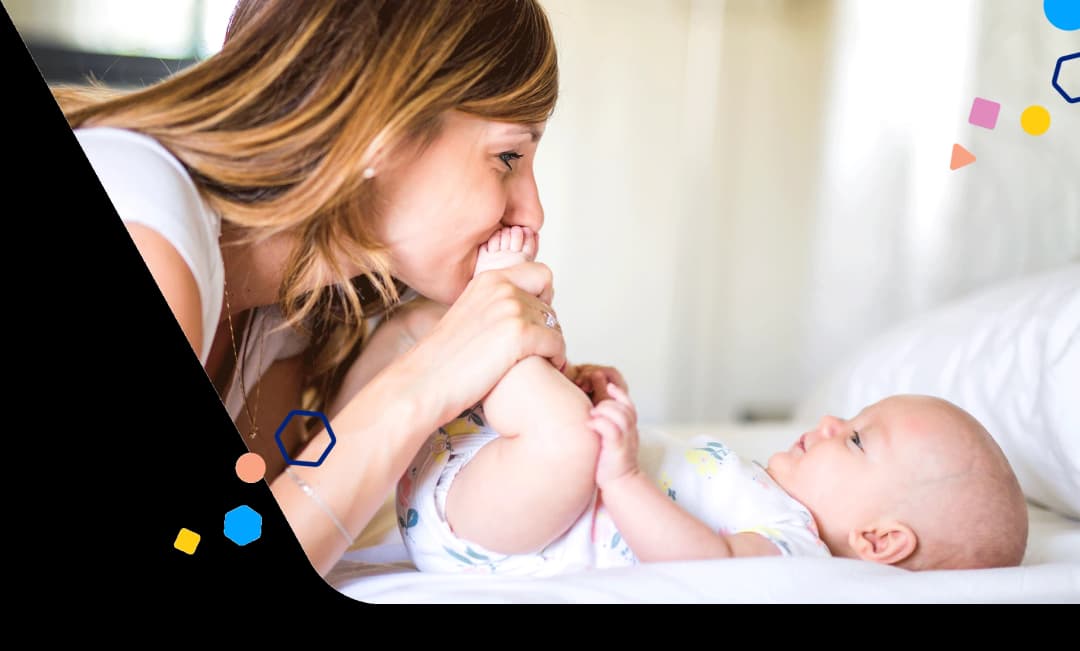 Mamá besando los pies del bebé