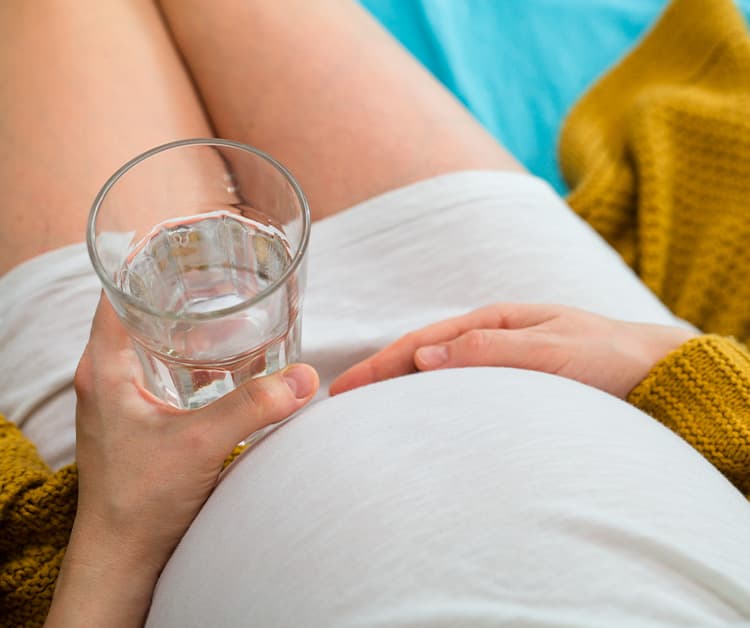 Mujer, bebiendo un vaso de agua.