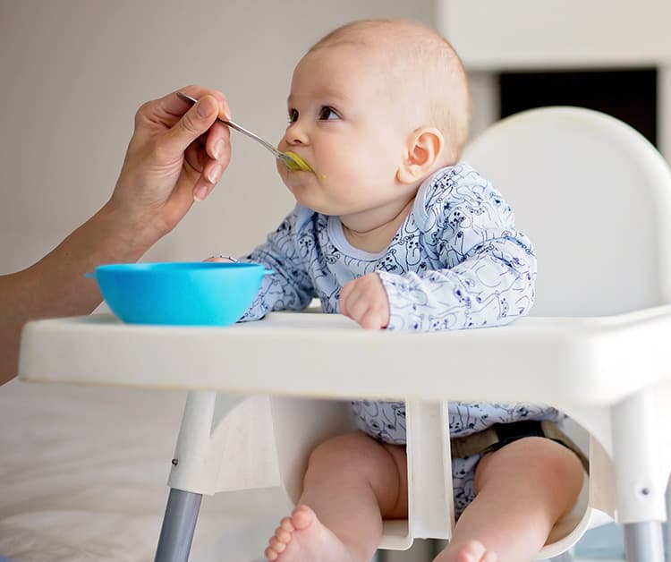 Bebé siendo alimentado