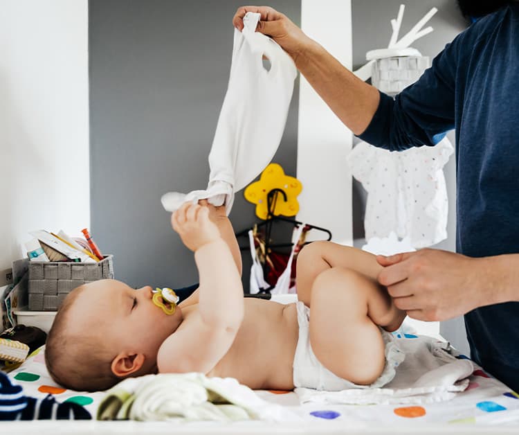 Mamá mirando cariñosamente al bebé