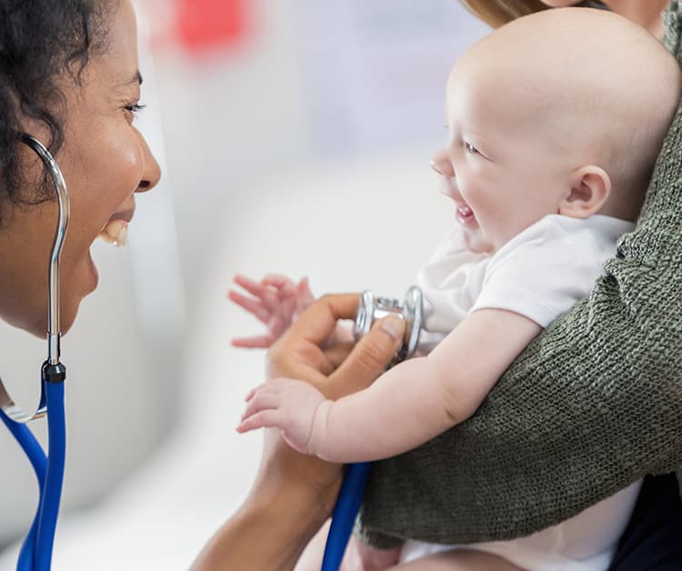 Encuentro de madre y bebé con un pediatra
